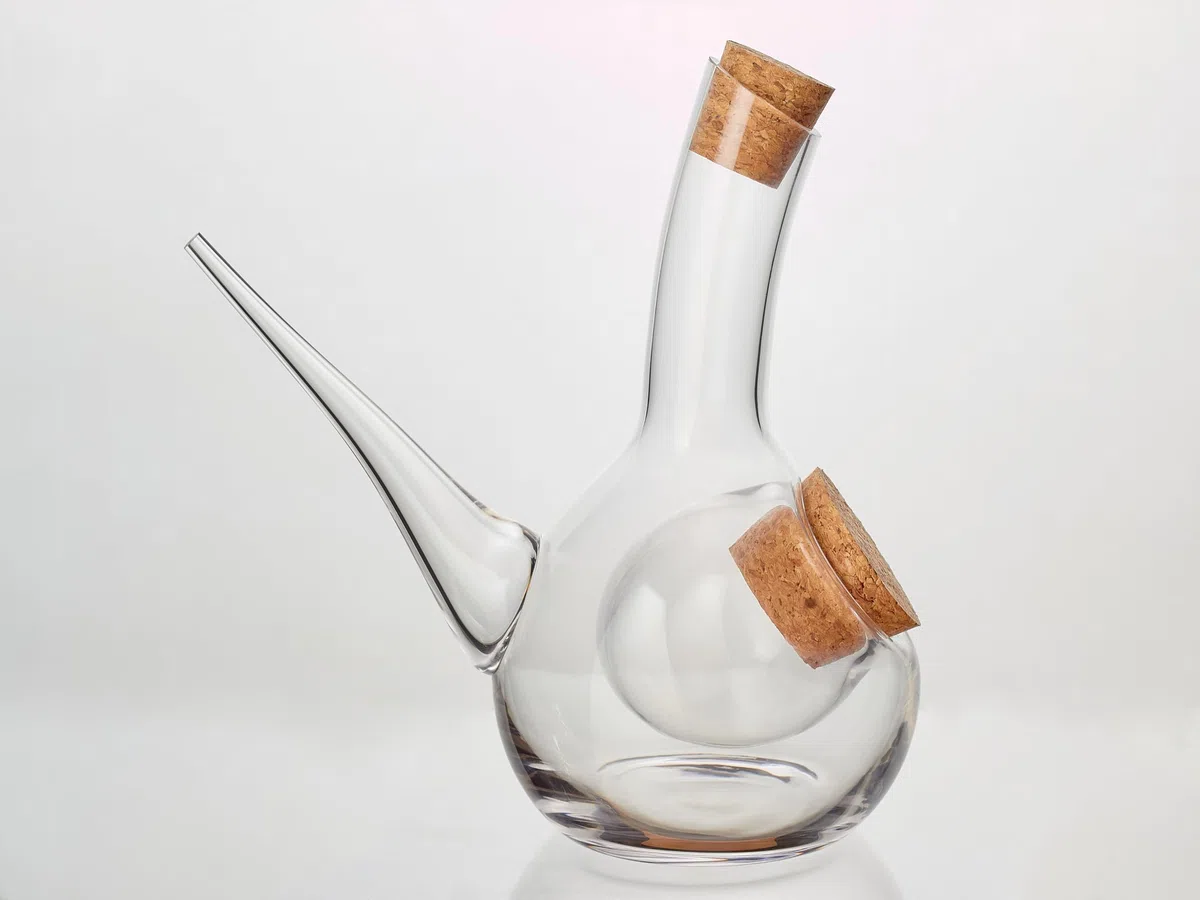Porrón Enfriador de Cristal Tradicional con Capacidad 500 ml y Compartimento Independiente para Hielo – Salida Fina para Servir – Doble Tapón de Corcho